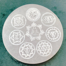 Charger l&#39;image dans la galerie, Plaque de purification 7 chakras en sélénite
