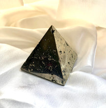 Charger l&#39;image dans la galerie, Grande Pyramide en pyrite du Pérou, qualité AAA, minéraux France. Boutique en ligne lithotherapie et minéraux
