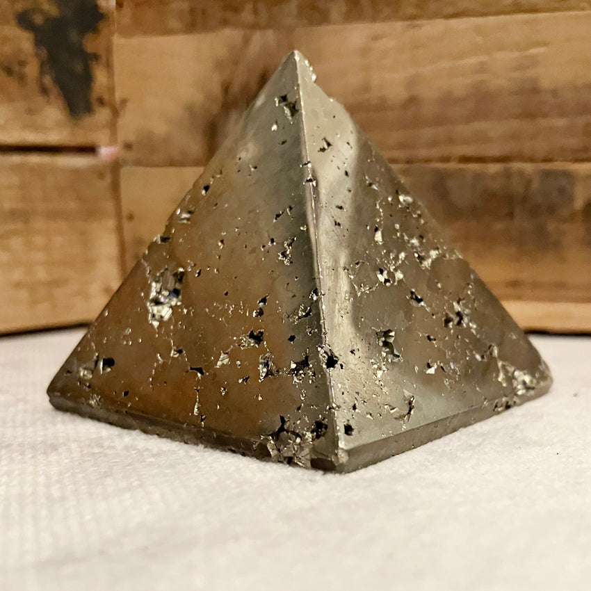 Pyramide de pyrite polie
