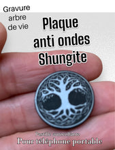 Charger l&#39;image dans la galerie, Protection anti ondes téléphone. Pastille ronde autocollante en shungite, gravée arbre de vie. Les trésors d’Isis.
