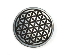 Charger l&#39;image dans la galerie, Plaque, pastille de protection de téléphone en shungite, gravée fleur de vie. Les trésors d’Isis 
