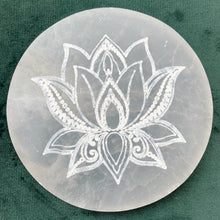 Charger l&#39;image dans la galerie, plaque en sélénite, fleur de lotus, plaque purification
