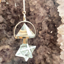 Charger l&#39;image dans la galerie, Pendule artisanal divinatoire Merkabah en cristal de roche
