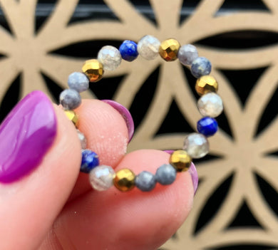 bague luxe en perles facettées - lapis lazuli - hématite dorée - labradorite - saphir - bague de la guérison, confiance et protection