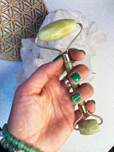 Charger l&#39;image dans la galerie, roller de massage en jade naturelle - les trésors d&#39;Isis
